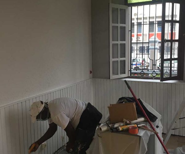 Application d'un fixateur sur les bois - Mairie de Cayenne - Guyane 2