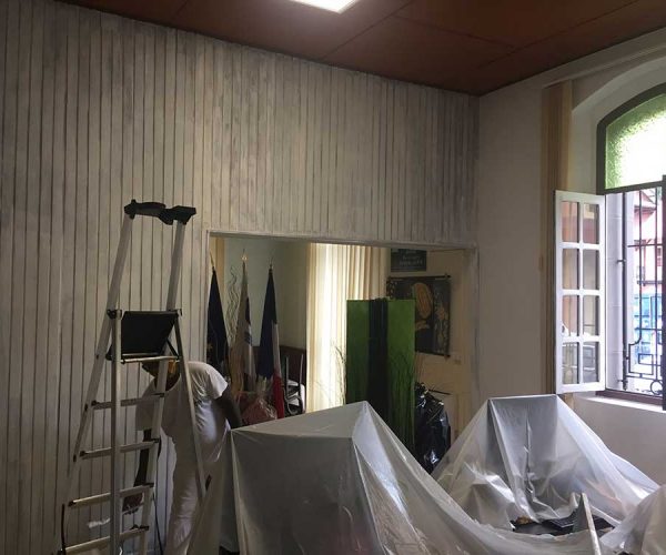 Application d'un fixateur sur les bois - Mairie de Cayenne - Guyane