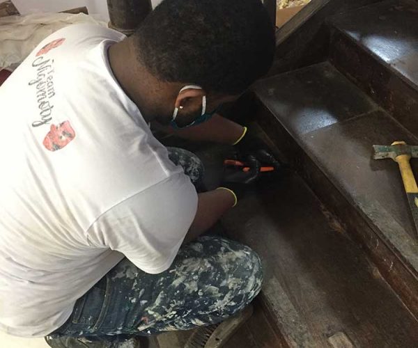 Préparation des escaliers bois - Mairie de Cayenne - Guyane